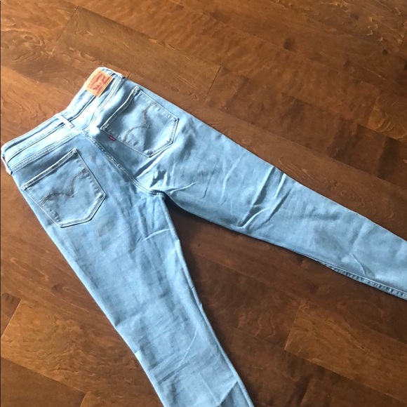 Women’s Levi Jeans - Picture 3 of 4